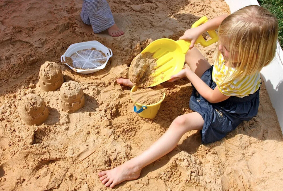 Песок в глаза ребенку что делать. Песок для песочницы. Песок для детской песочницы. Девочка в песочнице. Речной песок для песочницы.