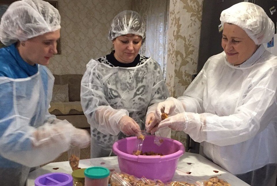     Жительницы Гулькевичского района собрали 50 порций сухого супа. Фото: Марина Павлова