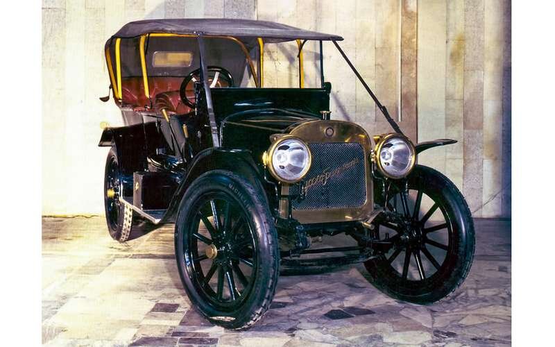 Единственный сохранившийся дореволюционный легковой отечественный автомобиль Руссо-Балт К12/20 был построен в 1911 году.