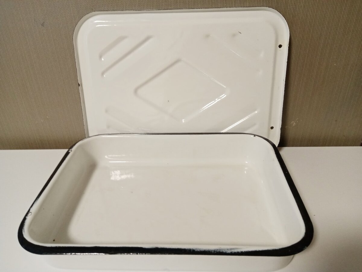 Тоже из бабушкино-дедушкиных запасов - форма для холодца. Холодец дома мы делали раза два и в другой форме. Зачем храним?