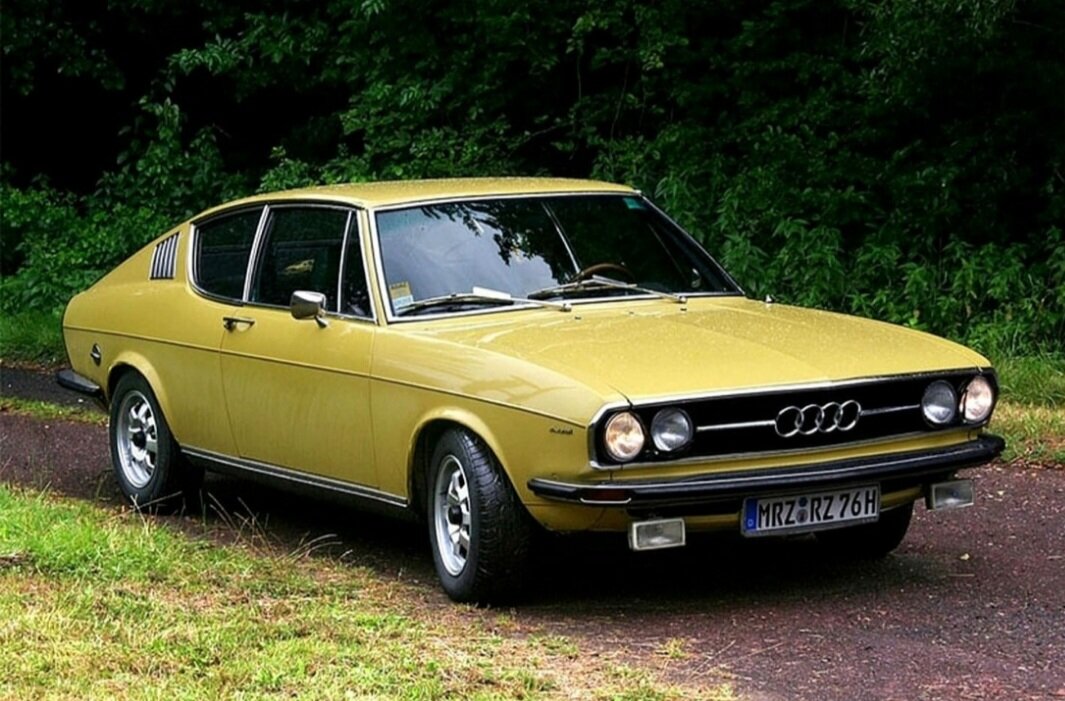 Машина ауди старого образца