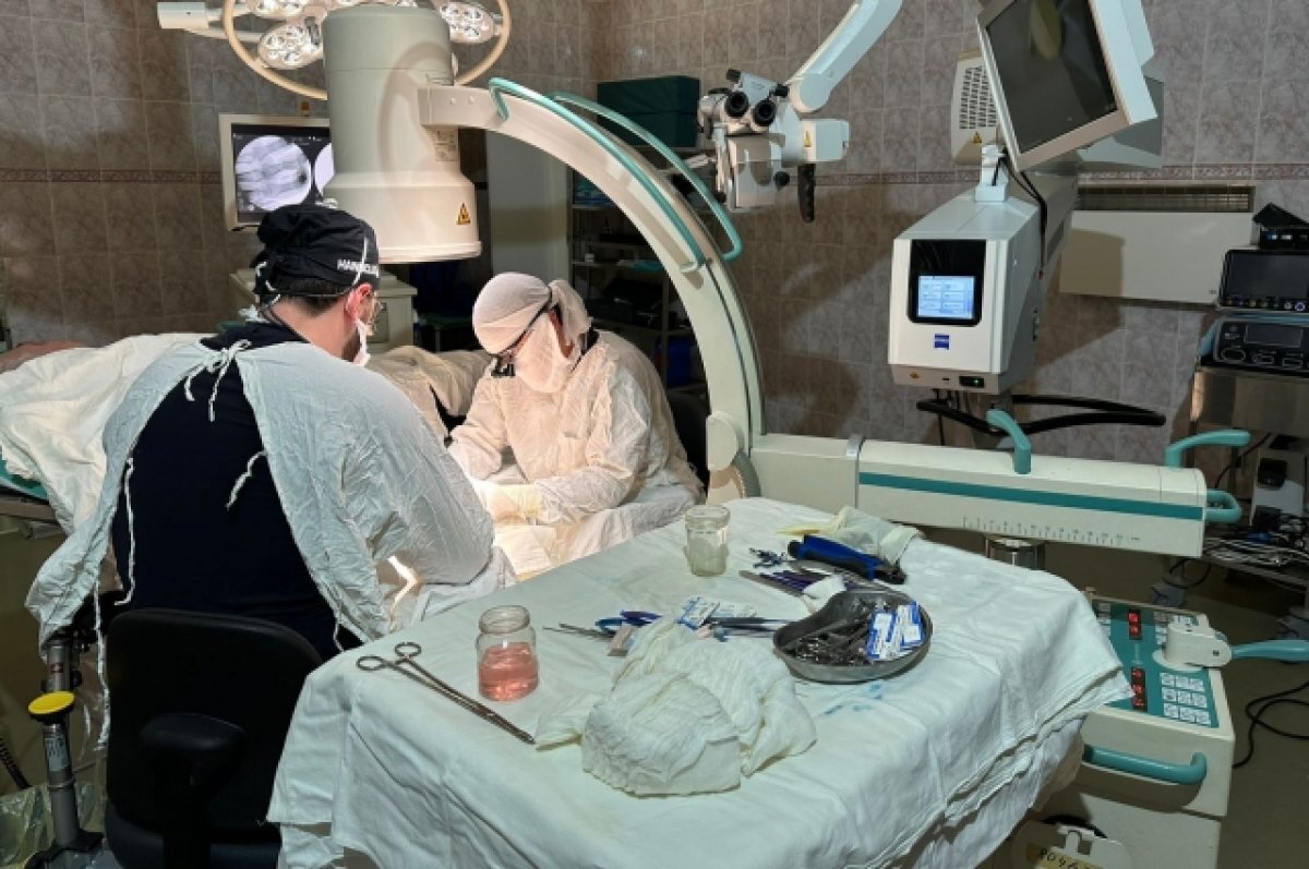    Врачи Ростова под микроскопом семь часов «сшивали» нервы руки пациентки