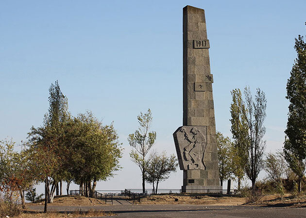  На обелиске высечены слова: 
«Мир отстоявшим для будущих поколений, слава вам вечная и благодарность Отечества. Родина чтит эти подвиги, имя которым — бессмертие!»