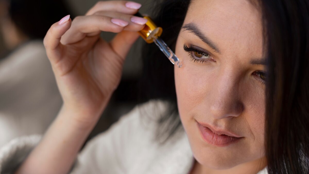 Масло для лица обладает огромным количеством полезных свойств и может применяться для различных целей. Image on Freepik