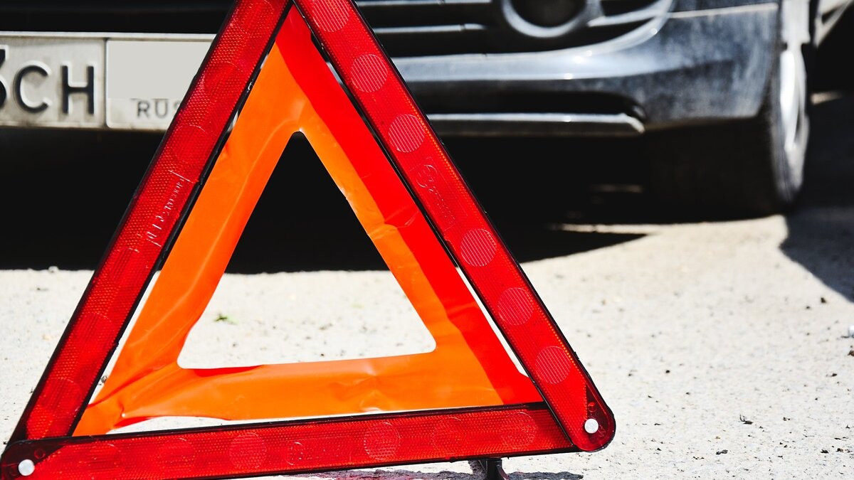     Toyota Corolla Axio сбила 64-летнего пешехода, который переходил дорогу в неположенном для этого месте.