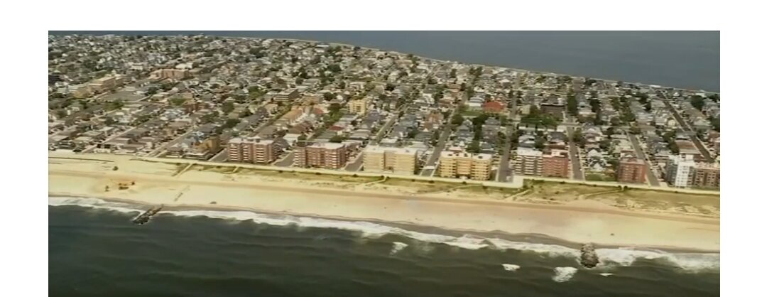 Этим летом на пляжах Лонг-Айленда было зафиксировано как минимум пять случаев, когда акулы кусали пловцов и серферов. Летальных исходов не было.