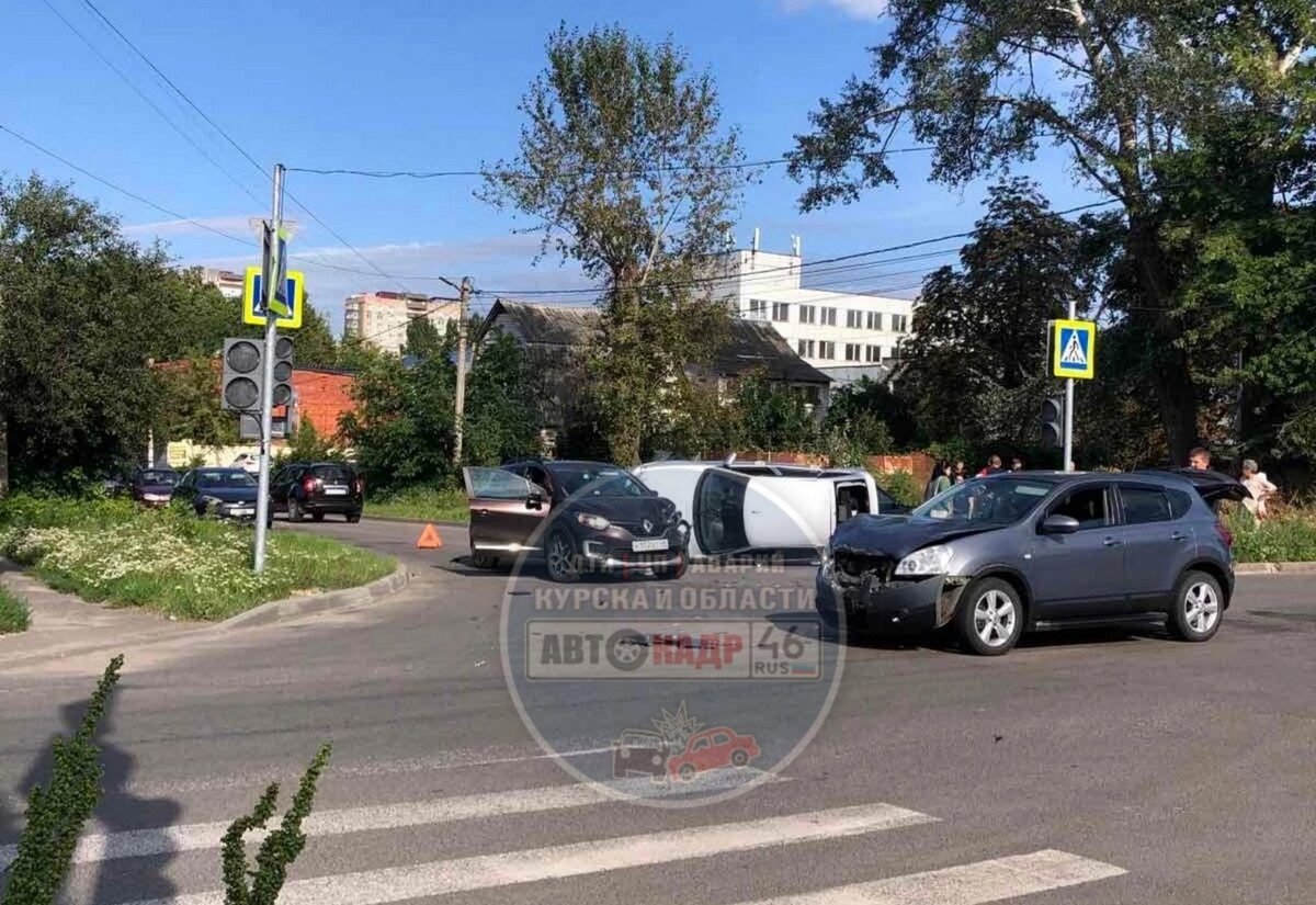   В Курске тройное ДТП с опрокинувшимся автомобилем перекрыло улицу Суворовскую