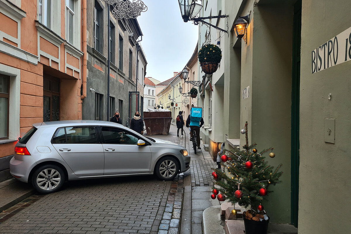 Автомобиль на улице Старого города в Вильнюсе // Sputnik / Владислав Адамовский