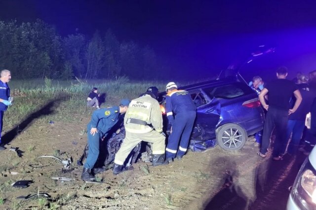    Спасатели МЧС деблокировали пострадавших в ДТП. Фото: ГУ МЧС России по Забайкальскому краю 