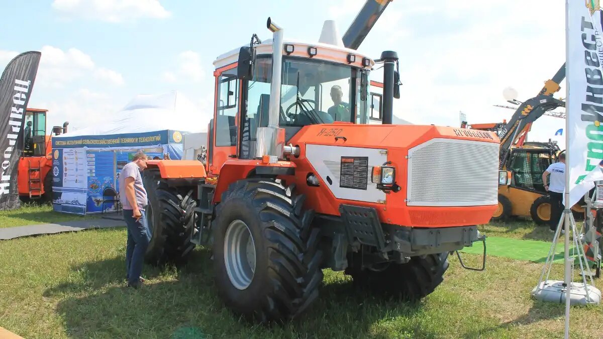 Фото: glavpahar.ru
Трактор Ярославец Я-250 на выставке сельхозтехники в России