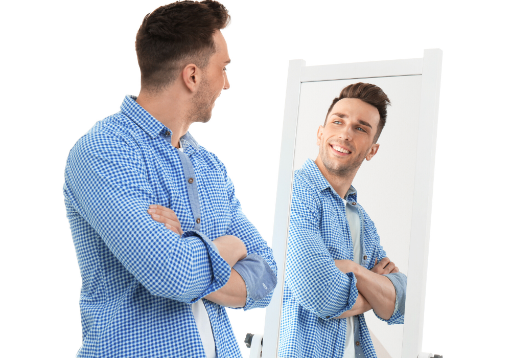 Два человека указывают друг на друга. Мужчина в зеркале. Человек тычет в зеркало. Человек смотрит в зеркало. Мужчина любуется в зеркало.