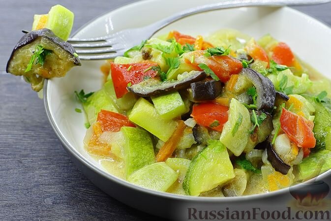 кабачки, баклажаны, морковь, лук репчатый, перец болгарский красный, сметана, масло растительное, соль, перец молотый, чеснок сушёный молотый, зелень петрушки