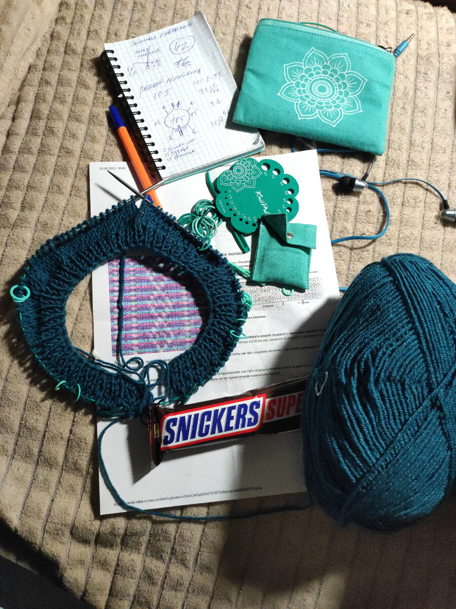 Всем доброго времени суток! У кого-то вечер, а у кого-то и ночь. У меня ночь на дворе и я на работе. Очень охота повязать и вечером я ездила домой. Не зная что взять с собой. Так как моя шубка уже достаточно большая, брать было нечего и я взяла с собой моток Alize superlana classic и схватила свой новенький набор и вуаля. Я начала новую кофточку. А что у меня получится я расскажу в новом видео! 💐