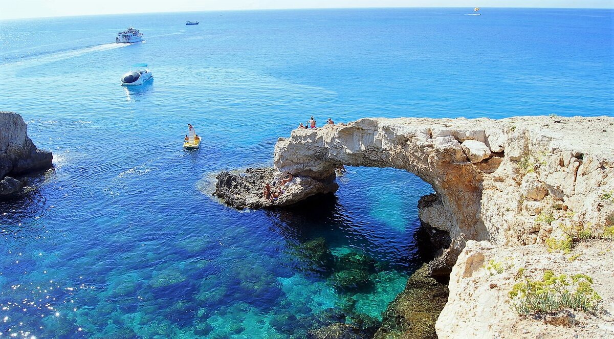 тот самый мост любви, водичка на Кипре прям синяя