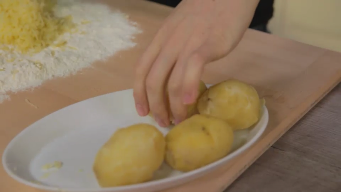 Лучше давить картофель с помощью специального пресса 