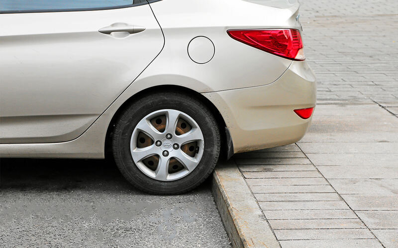 Как заехать на бордюр, чтобы не повредить машину? | За рулем | Дзен