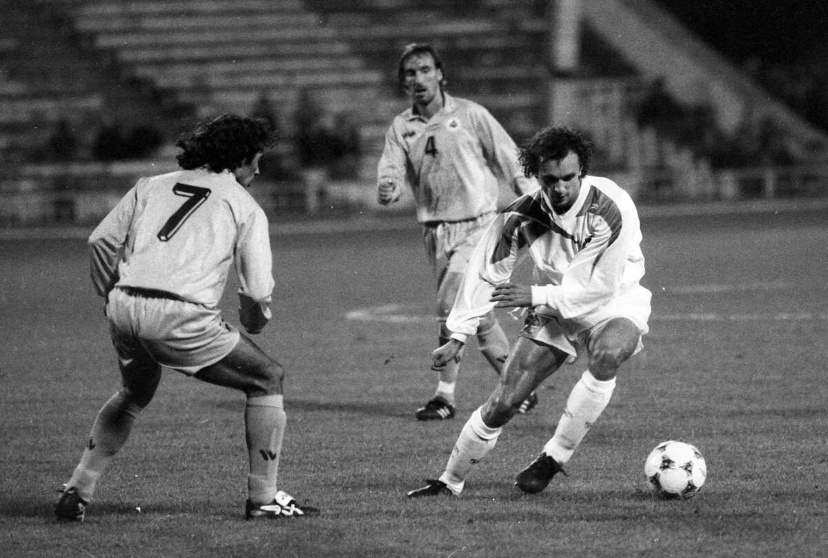 С мячом Игорь Шалимов / Фото: sportpress.site