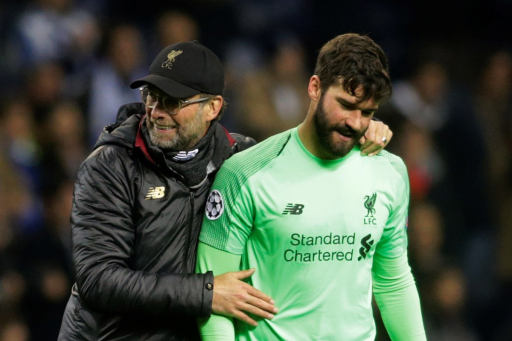 Если в прошлом сезоне «Ливерпуль» солидно укрепил центр защиты, купив за рекордные 84,65 миллионов евро Вирджила ван Дейка, то перед нынешним устранил проблему нестабильного Миньоле и провалившегося Кариуса – был приобретен голкипер Алиссон. Клуб выложил за него 62,5 млн, еще сотню потратил на новичков в центр поля – Кейта и Фабиньо. За время правления Юргена Клоппа «Ливерпуль» вывалил почти полмиллиарда евро. И наконец-то победил.
