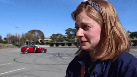 Пока Илон Маск говорит нам, что "официальный" пикап от Tesla можно будет купить через несколько лет, за 50 тысяч долларов (или еще дешевле»), с двойной кабиной на шесть посадочных мест и запасом хода в 650-800 километров. Блогеры, которые не хотят ждать, сами дорабатывают уже имеющиеся автомобили компании. ТАк поступила Симона Гирц, она просто купила машину и взялась за работу.