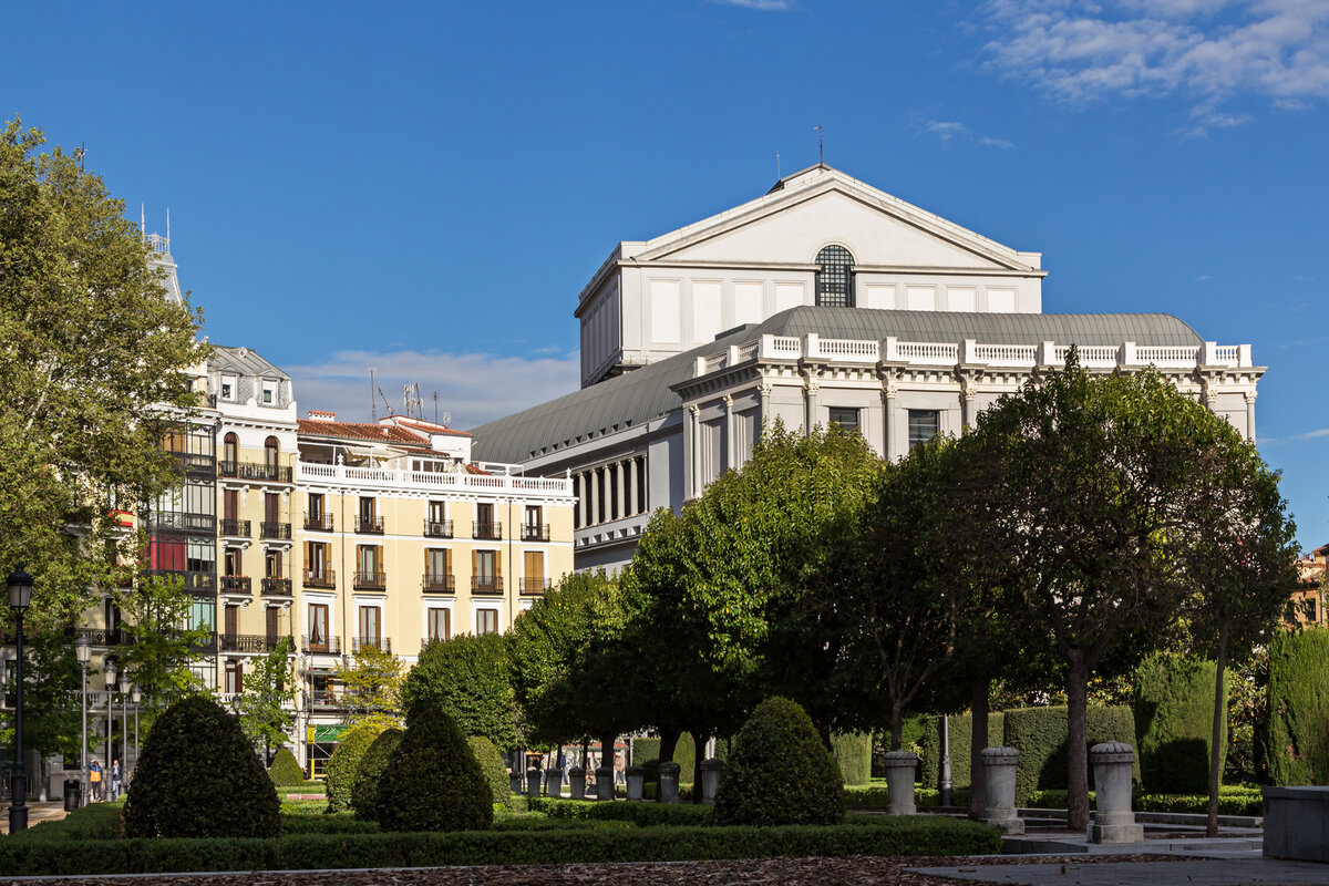 Plaza de Oriente. Королевский театр - главная оперная площадка Мадрида (справа).