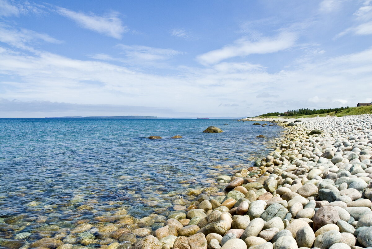Камни на берегу моря