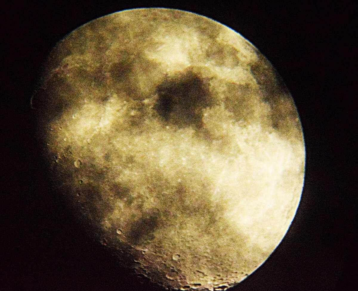 Луна ближайший спутник. Луна близко. Фото Луны близко. Полумесяц близко. Полу Луна близко.