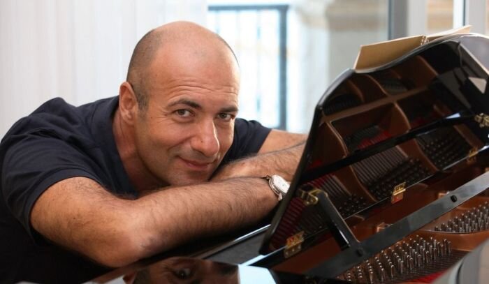  
Игорь Крутой. / Фото: www.wordyou.ru
Когда-то мальчик, родившийся в небольшом украинском городке, мечтал о том, как побывает в разных странах и оставит везде свой след. Позже первая жена сочла его неудачником и просто ушла к другому. Прошло много лет, Игорь Крутой действительно объехал весь мир и подарил слушателям свою удивительную музыку. Он не перестает мечтать и сегодня, только его желания стали совсем другими.
