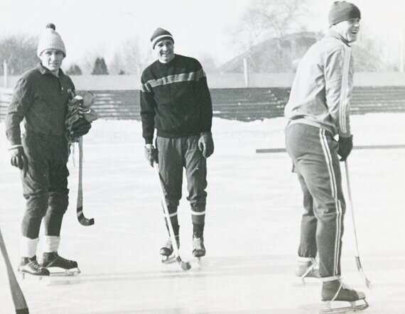 Будущая легенда футбола уверенно стоит на коньках