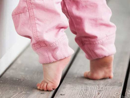 А вы не задумывались, может ребенок просто хочет казаться выше?