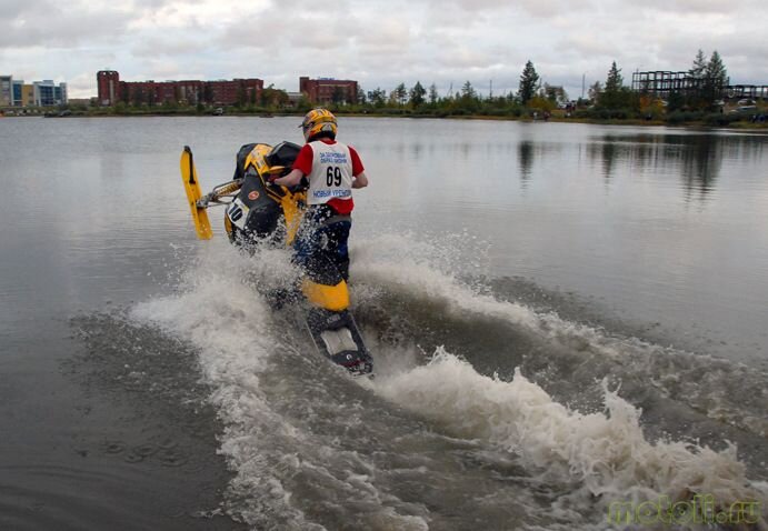 водные виды спорта. человек на водных лыжах. можно ли ездить на воде. водный мотоцикл. можно ли ездить на воде.
