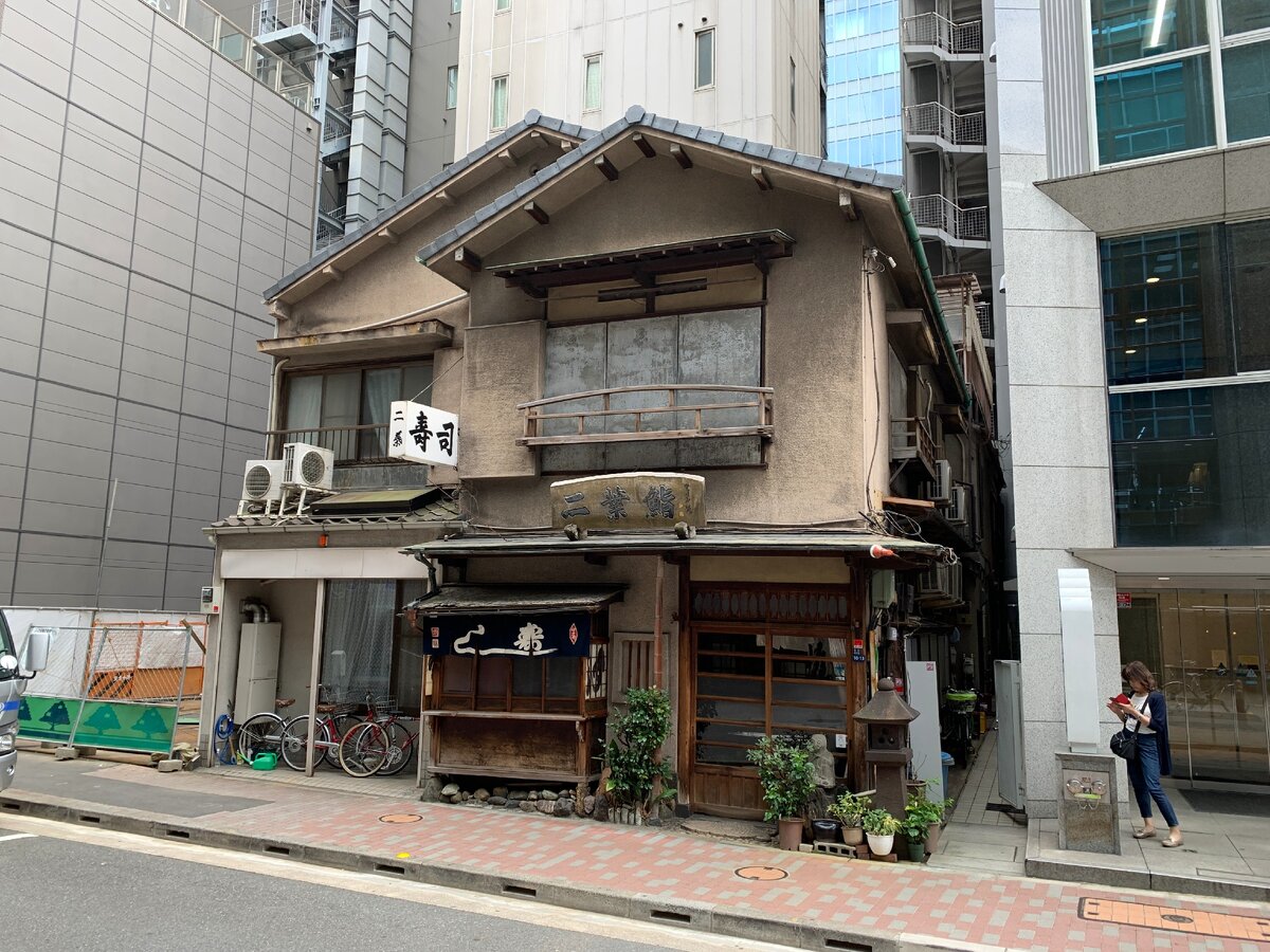 Один из немногих сохранившихся старых домов в Токио