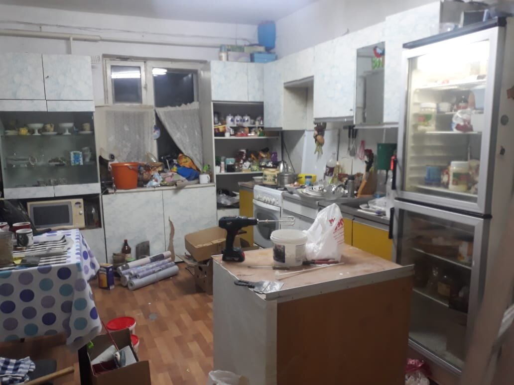 Мужчина сделал косметический ремонт крайне захламленной кухни. Фото До/После