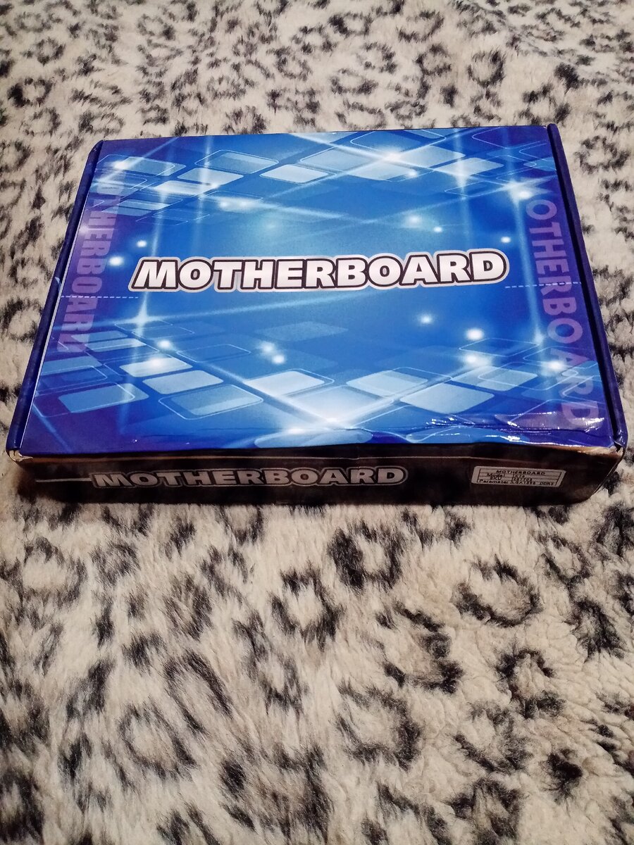 В такой вот коробочке была материнская плата