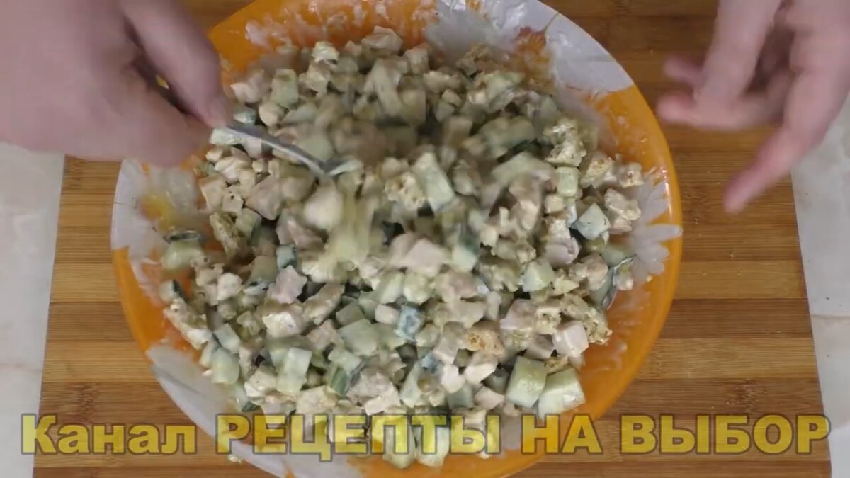 Салат из копченой куриной грудки, сухариков и зеленого горошка. Читайте и  смотрите видео. | РЕЦЕПТЫ НА ВЫБОР | Дзен