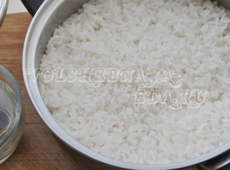 
Сначала – рис. Я не покупаю специальную крупу для суши, которая в наших реалиях необоснованно дорога, обхожусь самым обычным круглым рисом, он встречается в любом магазине. Более того, уверена, что даже в специализированных ресторанах в моем городе готовят суши из того же самого риса, который покупаю и я. Секрет клейкости – вовсе не в сорте, хотя, наверное, и в нем тоже. Секрет – в правильной технологии приготовления: немного опыта, и у вас будет получаться не хуже, чем у профессионального сушиста.
Итак, берем три чашки круглого риса (специально встала и проверила объем той чашки, которой пользуюсь я – 160 мл, мне она удобна, поэтому и количество ингредиентов даю под нее; если у вас будут другие объемы, просто пропорционально изменяйте и остальные компоненты) и хорошо промываем проточной водой. Заливаем четырьмя чашками воды и ставим на огонь. Доводим до кипения, закрываем крышкой и уменьшаем газ до минимума. Не поднимая крышки, варим 15 минут. Возможно, понадобится чуть меньше или чуть больше времени – слушайте рис: как только характер звука кипящей воды изменится, и вы поймете, что вся жидкость «ушла», сразу выключайте, при этом больше указанного времени не держите. Засекайте время – ближайшие 10 минут рис трогать не надо.