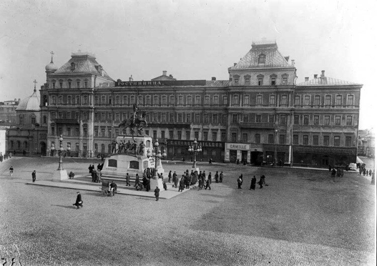 Площадь когда-то называлась Тверской, Скобелевой, Советской, теперь снова Тверская. 