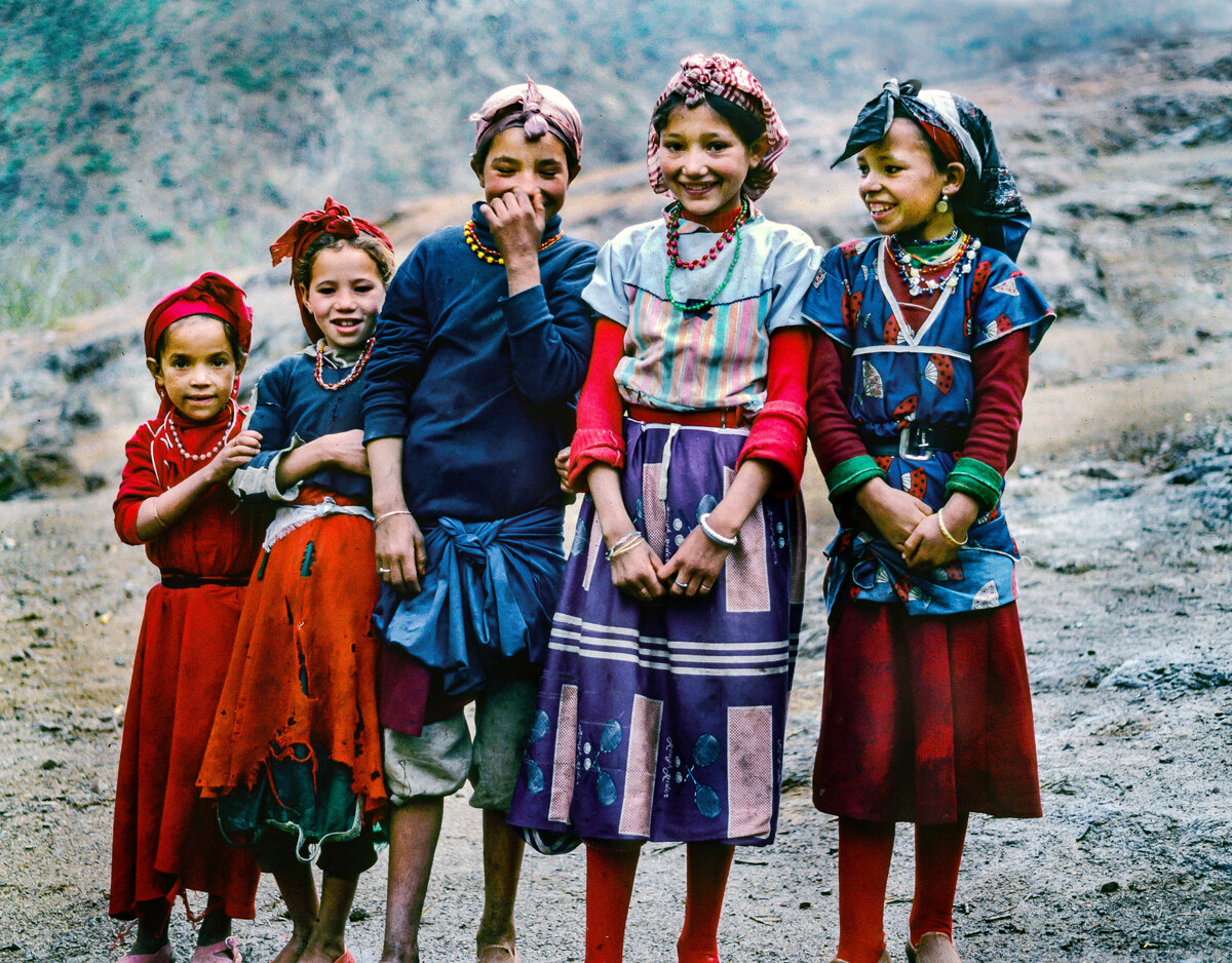 Jeff Shea. Пять берберских девушек. Марокко. 1988 год. "Я несколько дней путешествовал пешком по горам Атласа в Марокко. Молодые девушки очаровали меня; они были очень красивы.