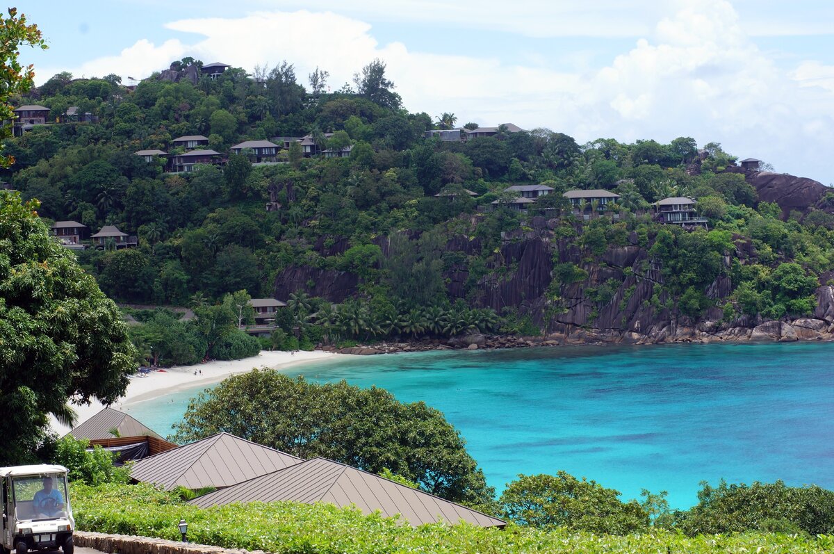 Фото автора. Сейшелы, пляж Petite Anse на территория отеля Four seasons (листайте вправо)