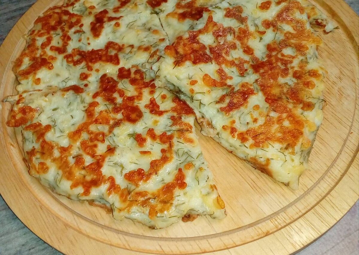 Сырная лепешка. Диетические лепешки с сыром. Лепешки с творогом и сыром на сковороде. Сырные лепешки с зеленью. Лепёшки с сыром и зеленью на сковороде.