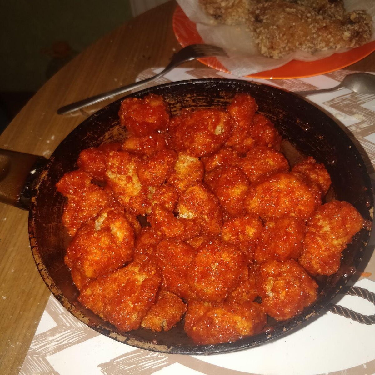 Курица в сухарях обваленная в остром кисло-сладком соусе