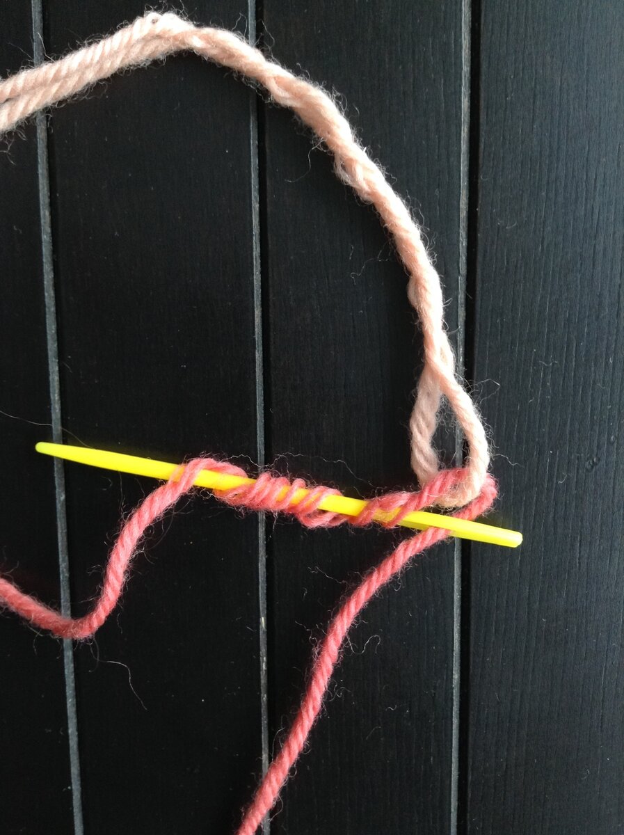 Соединение нитками 6. Соединить пряжу. Соединение нитей пряжи. Соединить нитки в вязании. Незаметное соединение нитей.