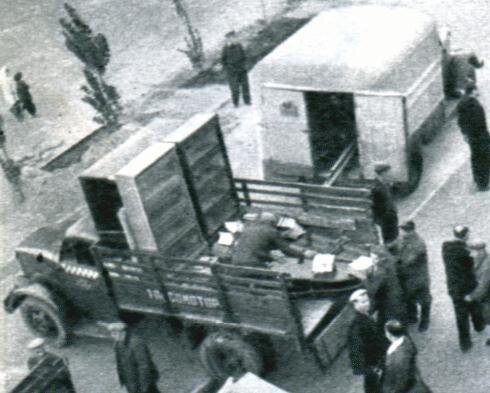 Закрытый фургон (выше) и грузотакси (ниже ) на шасси ГАЗ-51. Фотография в качестве иллюстрации применена с разрешения Алексея Богомолова. Адрес: http://www.autogallery.org.ru/y/yggaz.htm