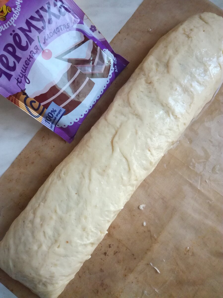 Сверху обильно смазала маслом