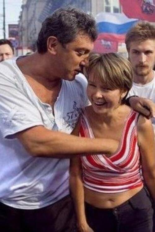 Проверяет народную любовь к нему ?