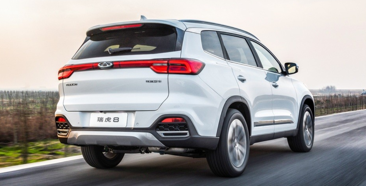 С этого ракурса авто смахивает на Mitsubishi Outlander.