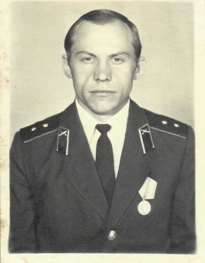 Прапорщика Звягина мы между собой дразнили  "Звонок".