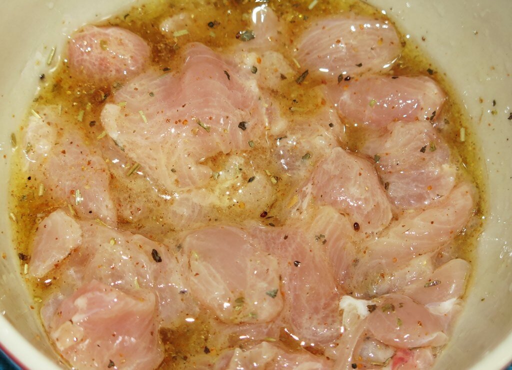 Кубиками можно резать крупными, в маринаде они станут мягкими.