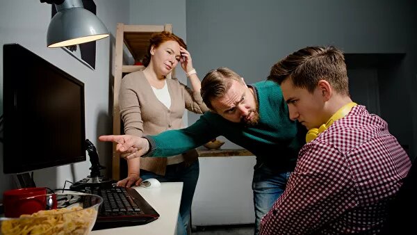 Семейный конфликт из-за компьютерных игр. © Depositphotos / svyatoslavlipik