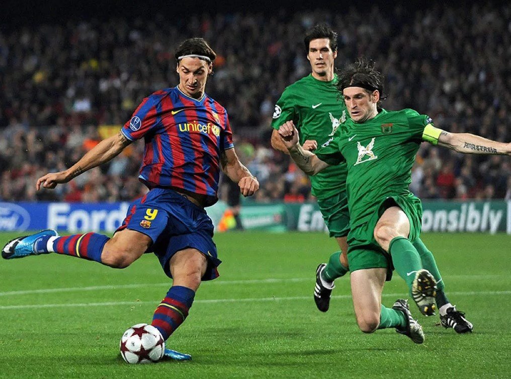 Златан пытается обыграть Рубин...