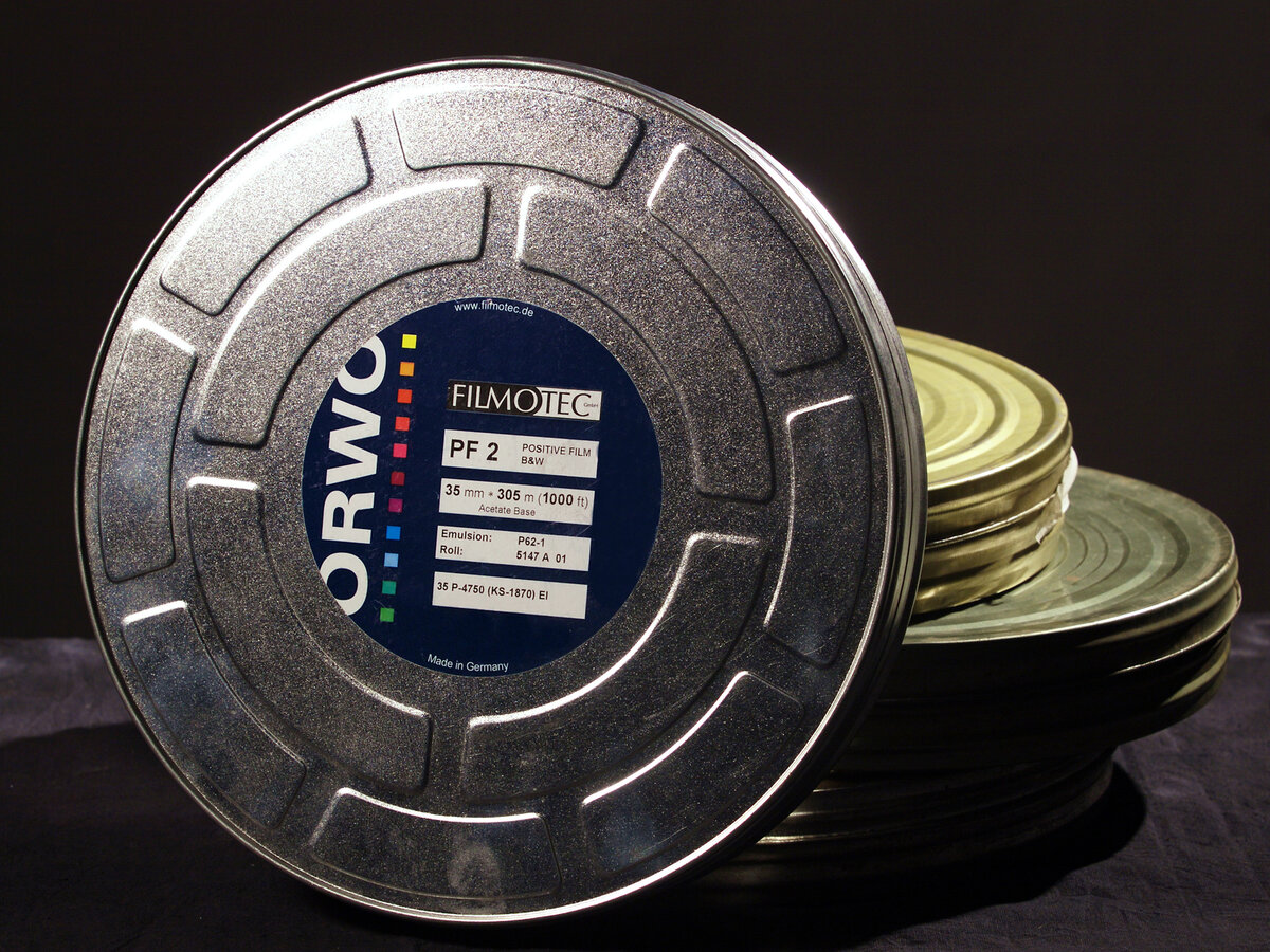 Стандартная коробка под рулон киноплёнки 305 метров.